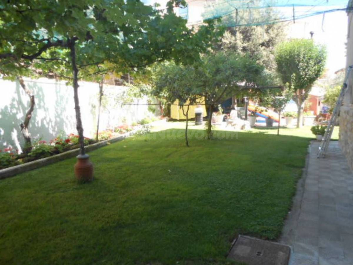 CASA A 4 VIENTOS ESTILO RUSTICO CON JARDÍN EN VENTA - foto 2