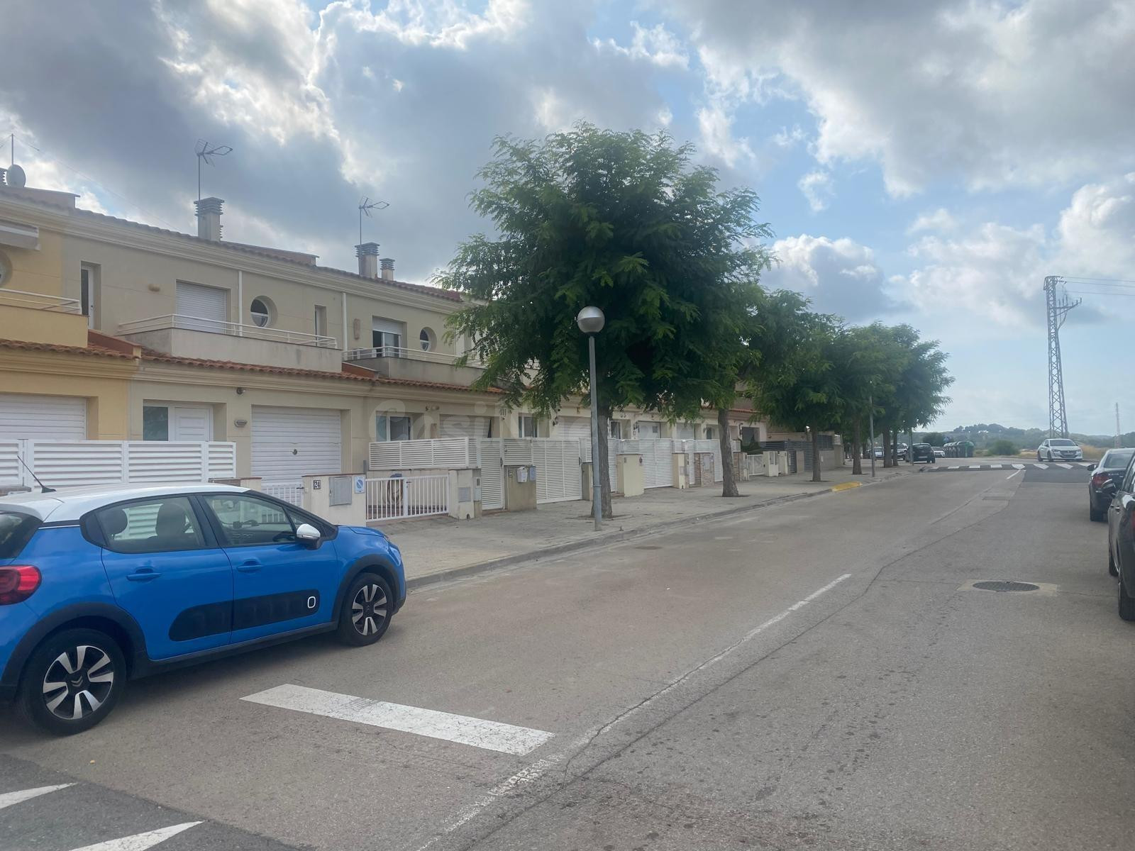 SE VENDE CASA ADOSADA EN BELLVEI
