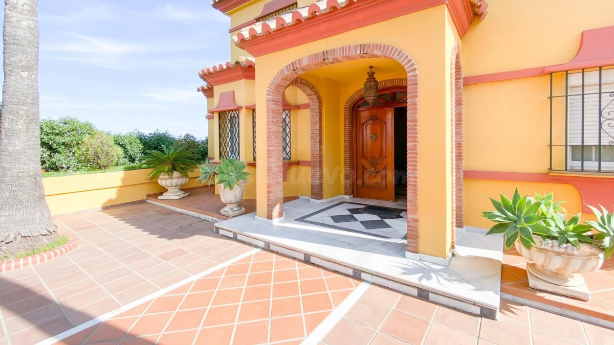 VENTA DE CHALET INDEPENDIENTE EN LA ZONA DE EL LAGAREJO, MIJAS COSTA. ¡5 DORMITORIOS Y PISCINA!