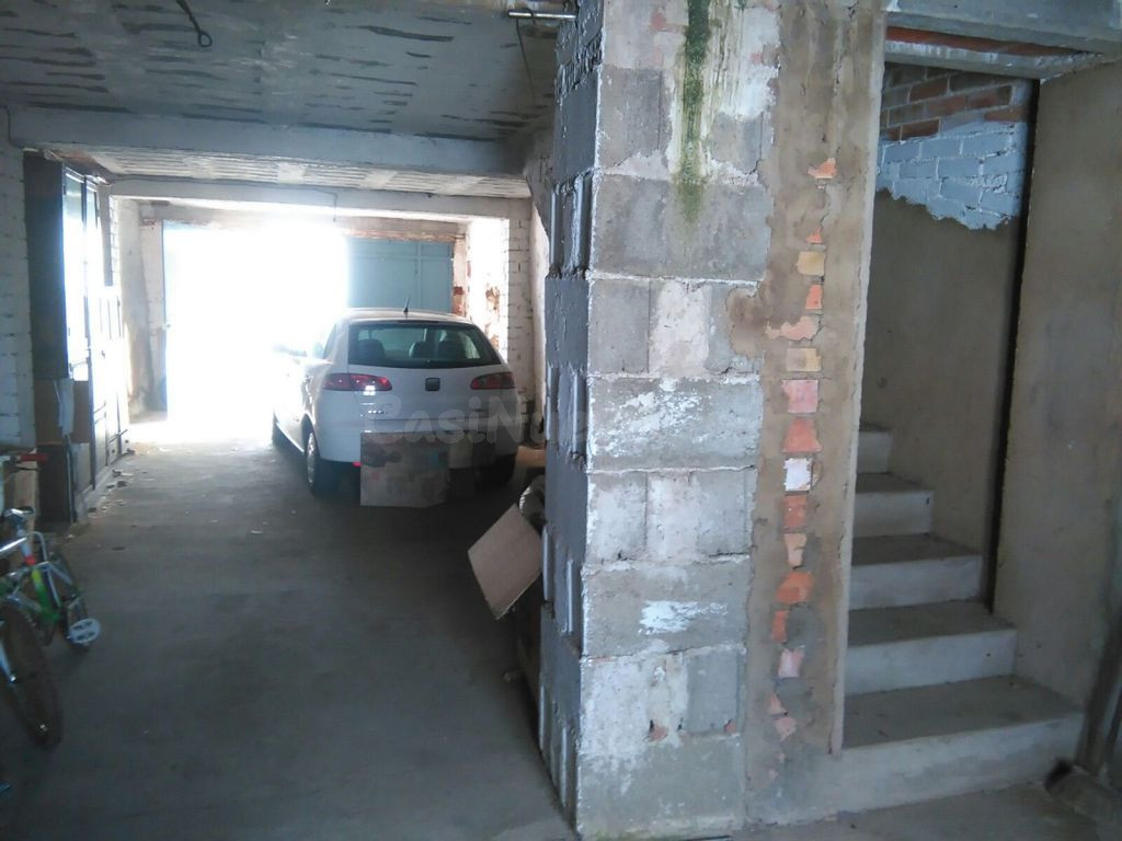 COCHERA CON VIVIENDA Y PATIO