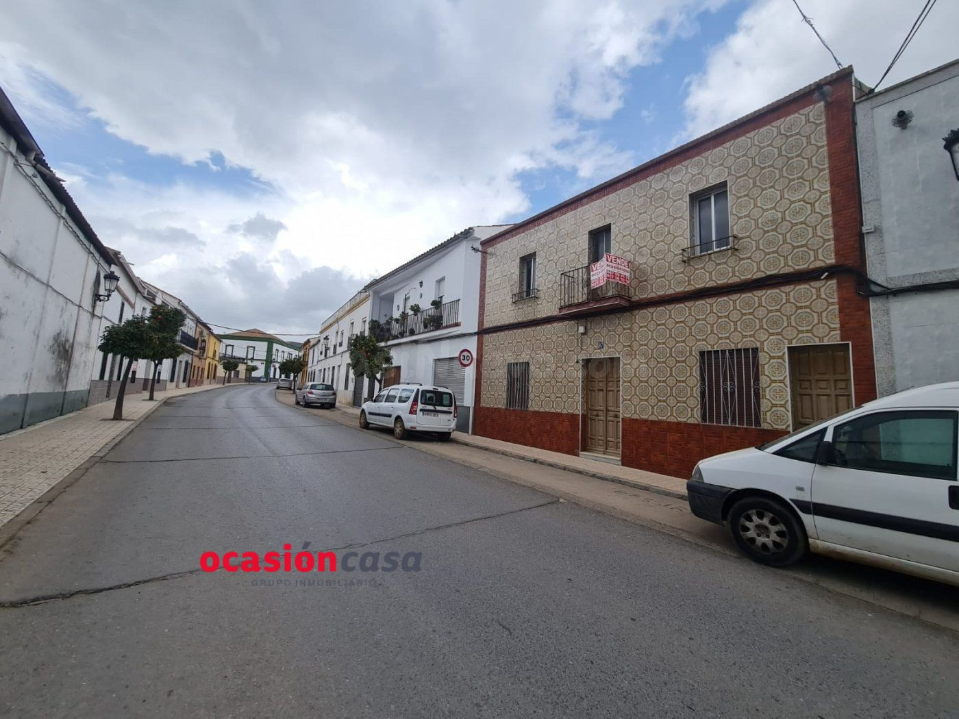 CASA CON PATIO A LA VENTA