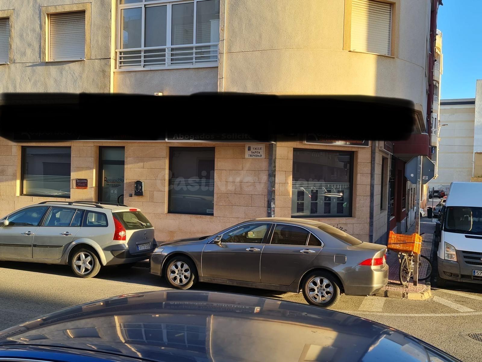 PLANTA BAJA EN ESQUINA ( AHORA ESTA COMO LOCAL, PERO SE PUEDE CAMBIAR A VIVIENDA)
