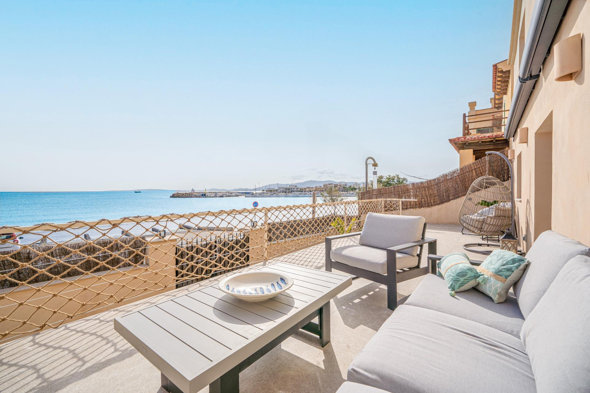 Casa con piscina en primera línea de mar en Cala Gamba