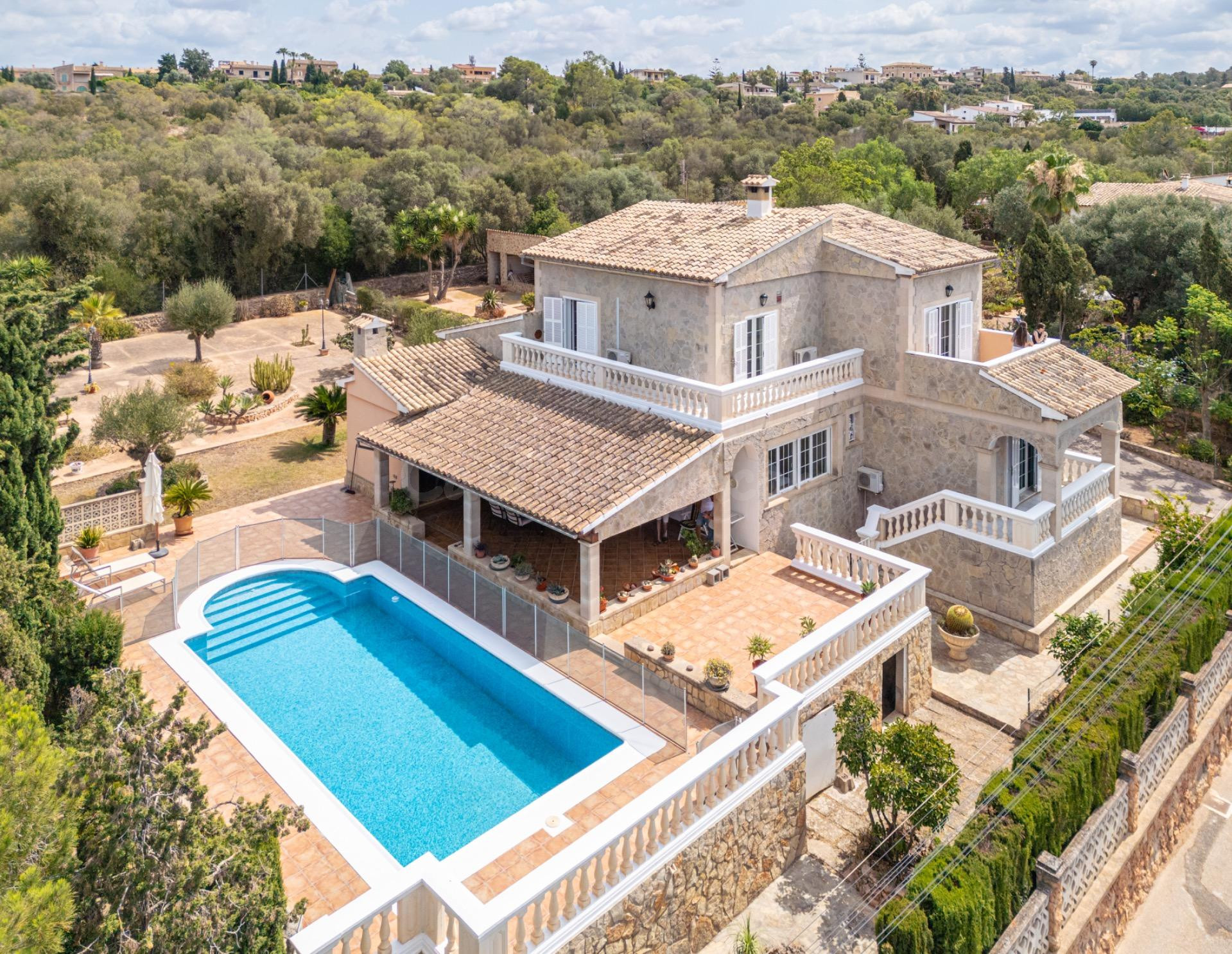 Chalet urbano con piscina y jardín en Sa Cabaneta