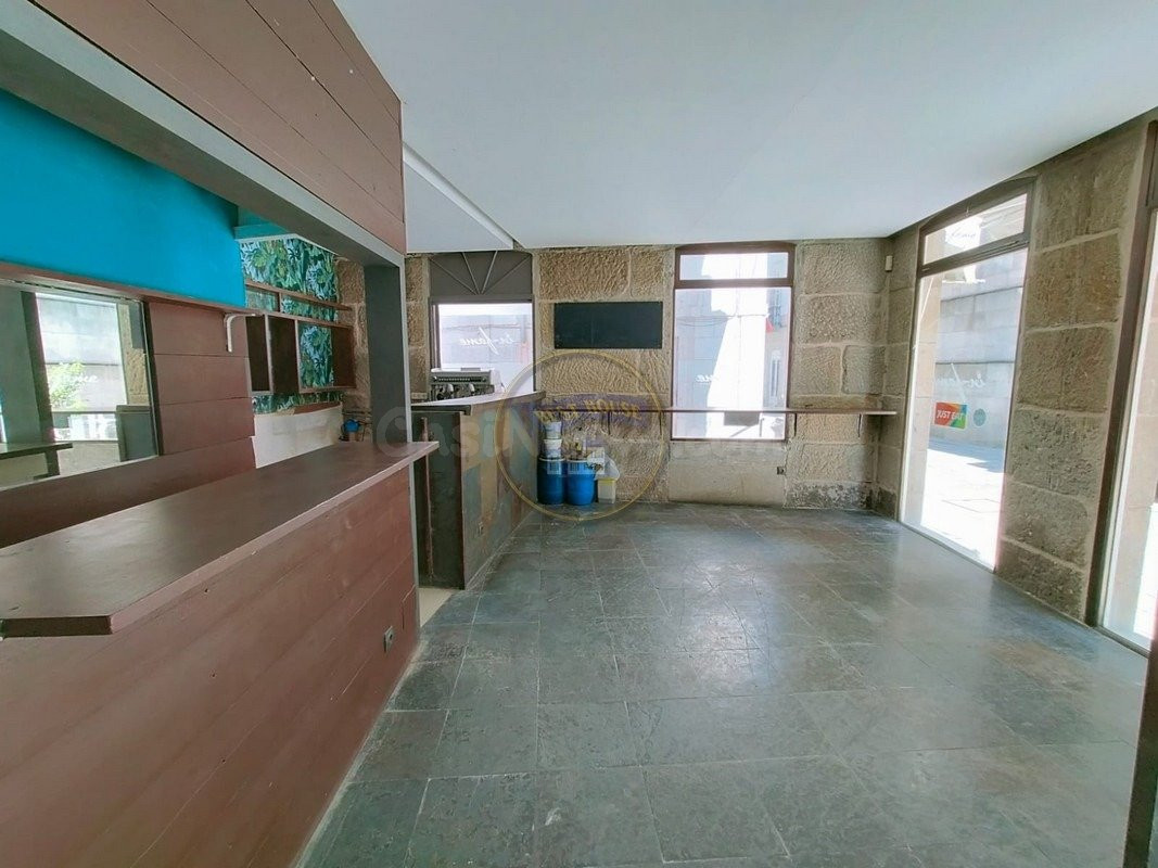 LOCAL CON SALIDA DE HUMOS, CON LICENCIA DE "RESTAURANTE SIN MÚSICA" EN EL CASCO VELLO