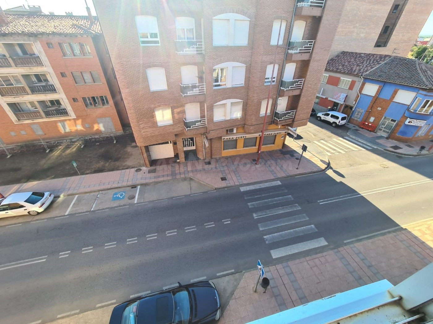 SE VENDE AMPLIO PISO EN VALENCIA DE DON JUAN, COCINA, SALÓN,3 HAB., BAÑO, TERRAZA