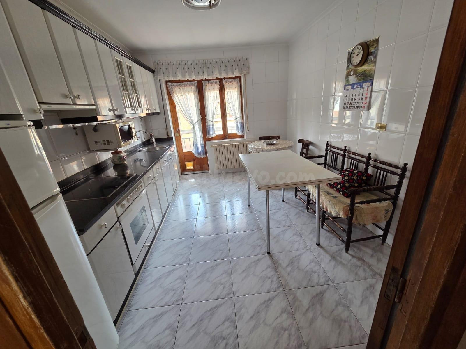 SE VENDE CASA, DOS PLANTAS, COCINA, SALÓN, 3 HAB., BAÑO. EN PLANTA BAJA LOCAL 95 M2. CALEFACCIÓN