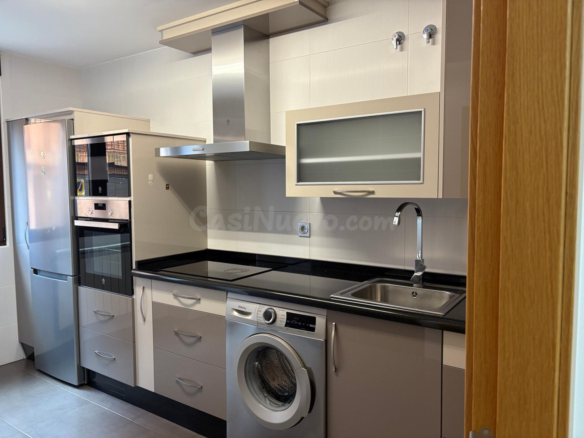 SE VENDE APARTAMENTO SEMINUEVO EN VALENCIA DE DON JUAN, COCINA AMUEBLADA, 2 HAB., SALÓN,  2 BAÑOS, TRASTERO, ASCENSOR Y PLAZA DE GARAJE.