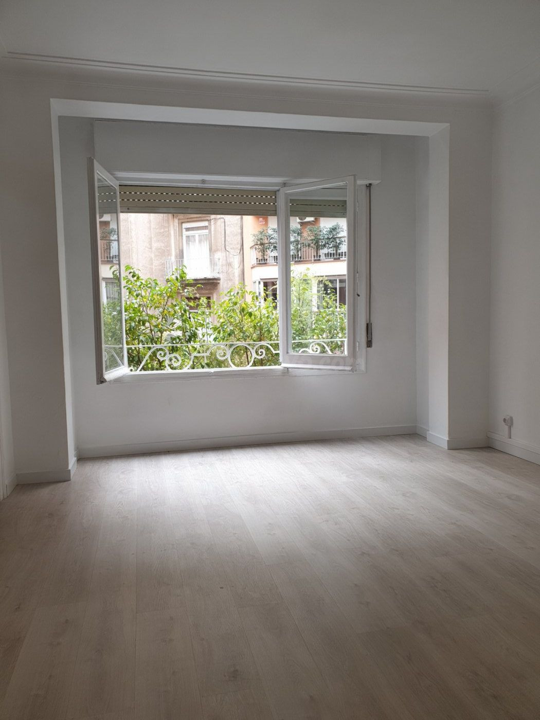 Turó Park  - Piso totalmente reformado , tres habitaciones , ascensor , calefacción