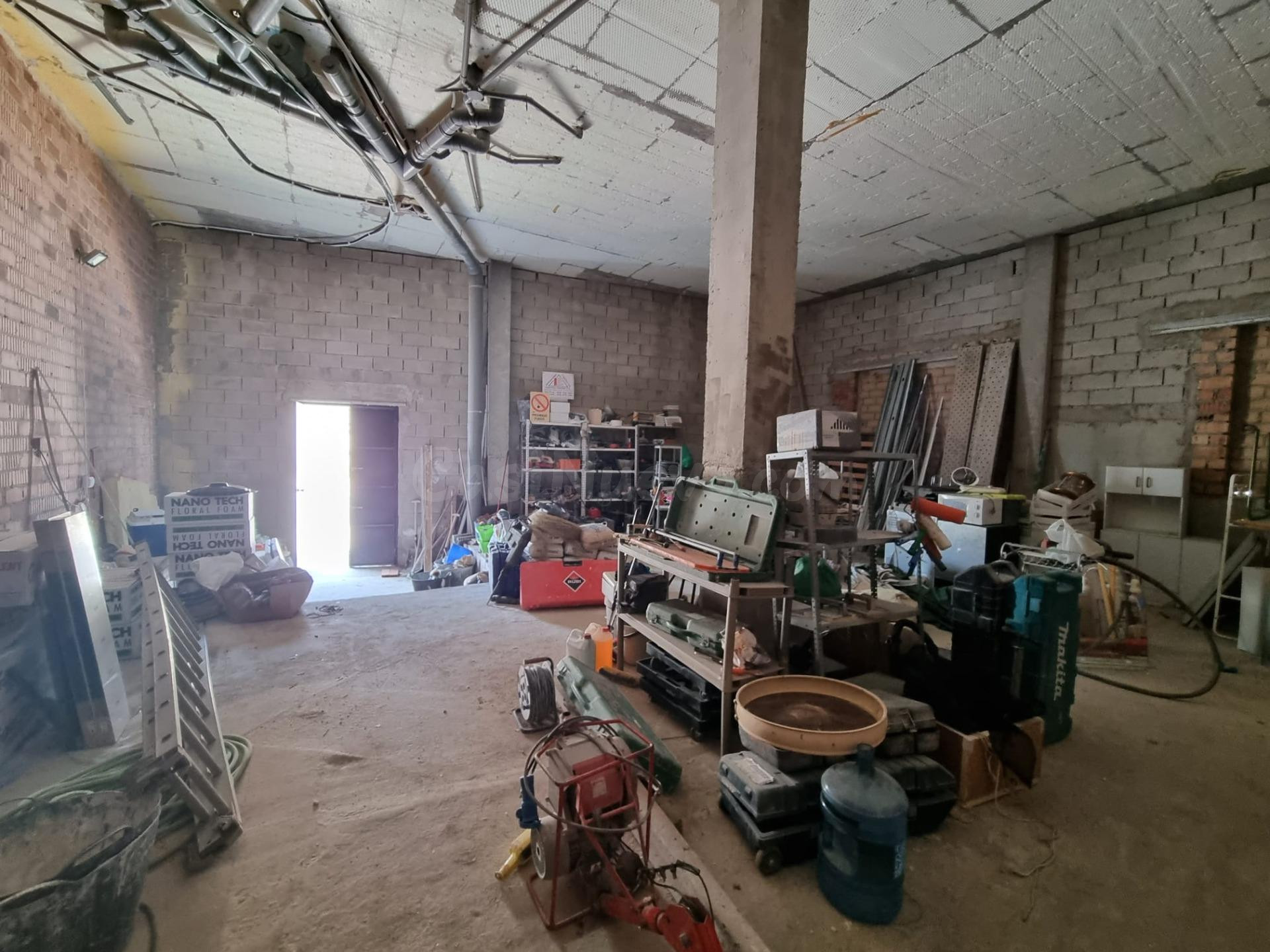 ALQUILER LOCAL COMERCIAL EN BRUTO ZONA PORTICHUELO