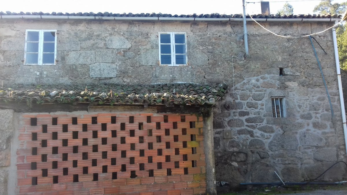 SE VENDE CASA DE PIEDRA PARA REFORMAR EN BUGALLIDO