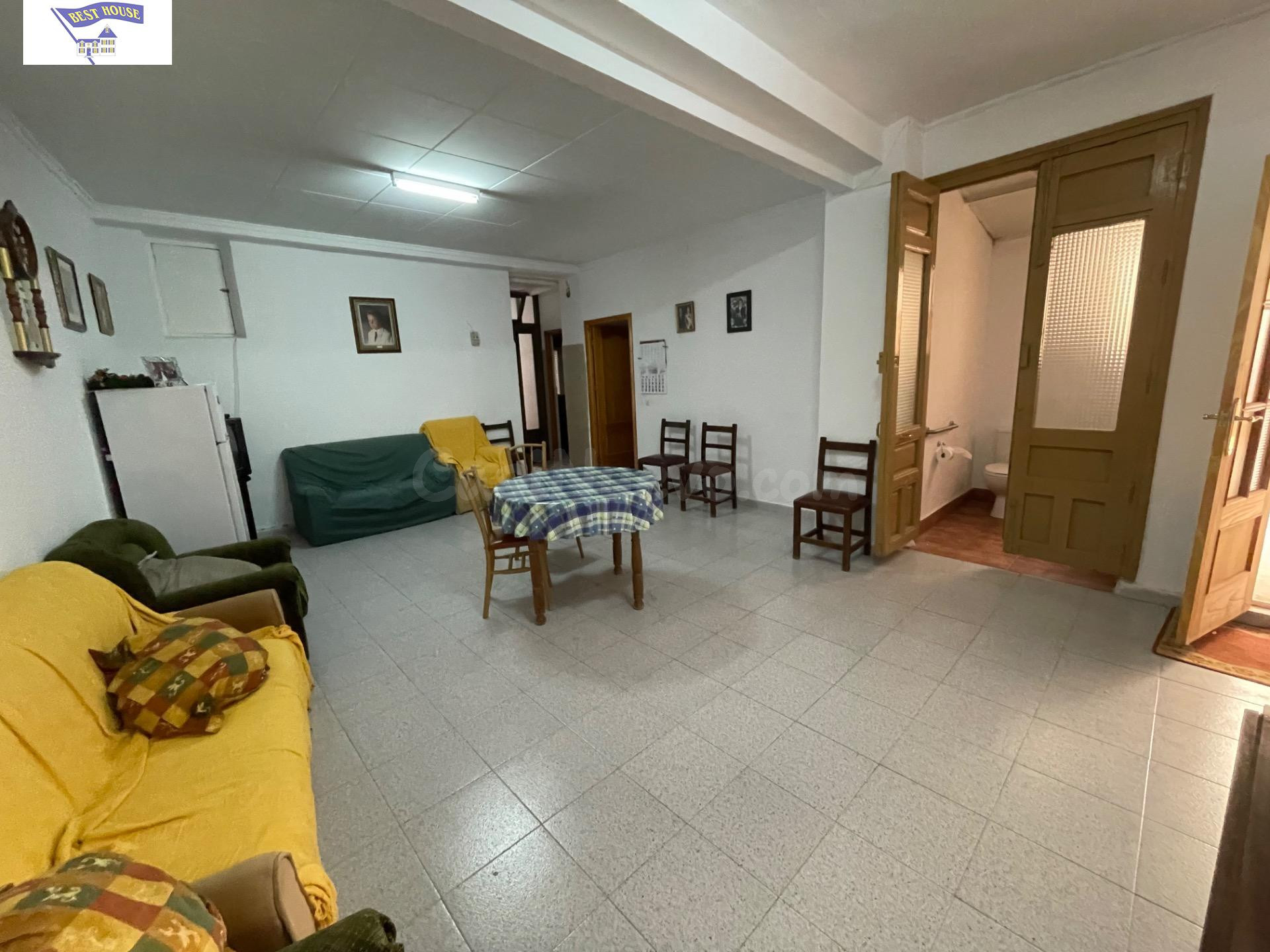 Amplia Casa en el centro de Valdeganga con Posibilidades de Reforma