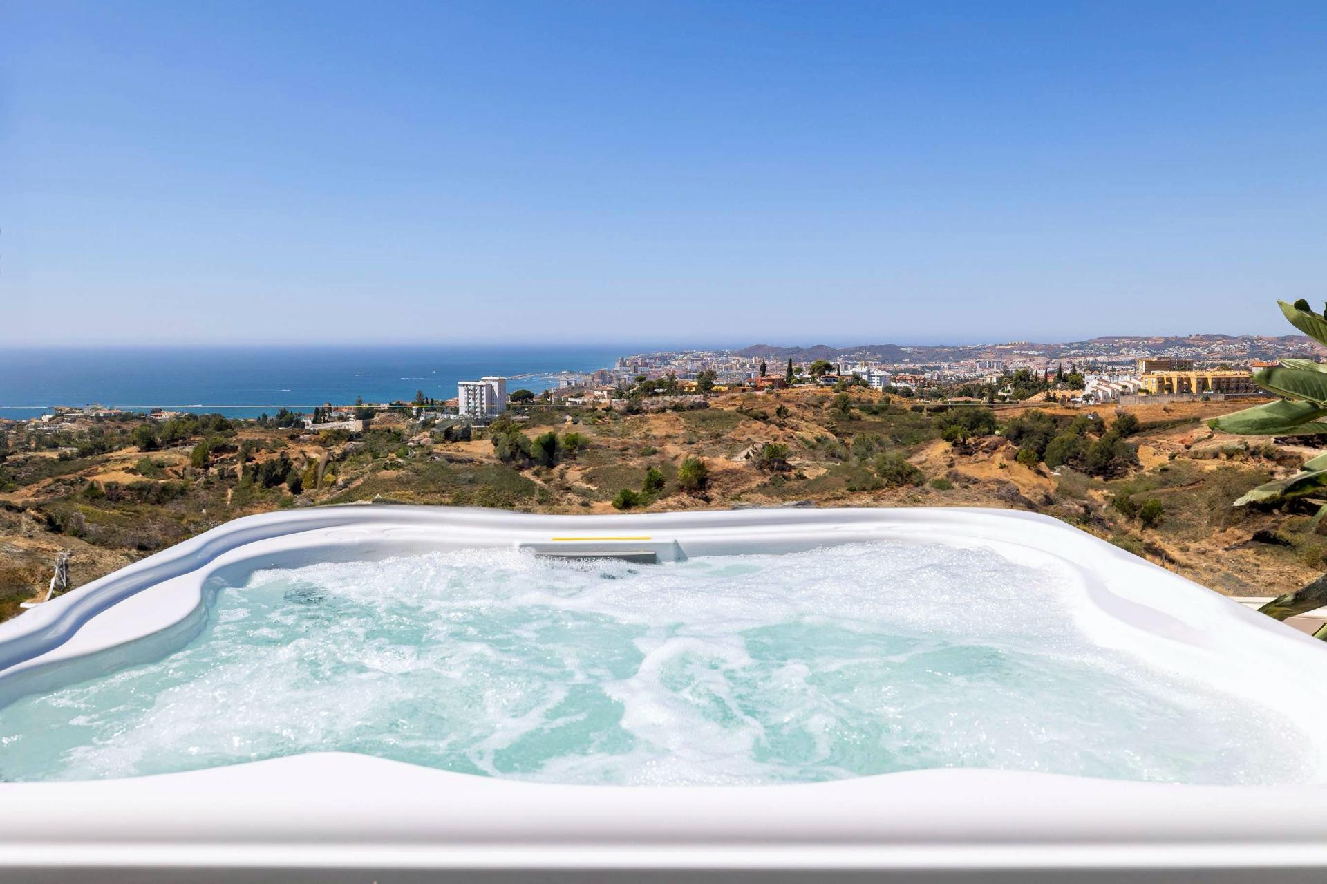 MAJESTUOSO ÁTICO CON MARAVILLOSAS VISTAS AL MAR LISTO PARA QUE EMPIECES A DISFRUTARLO DESDE YA !!!.