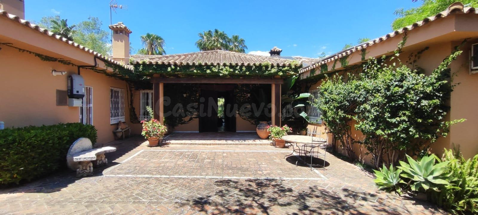 se vende 2 parcelas contiguas con casa en urbanizacion Atalaya rio Verde Marbella