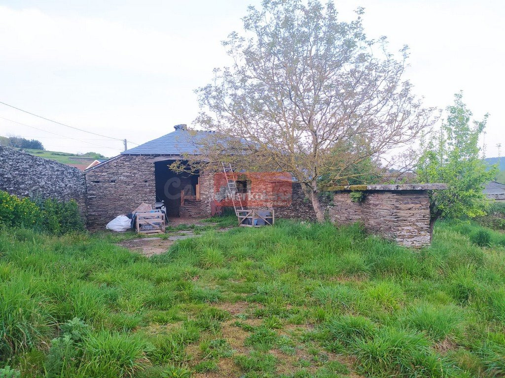 SE VENDE CASA SEMI-REFORMADA EN COESES A 12 KMS DE LUGO.