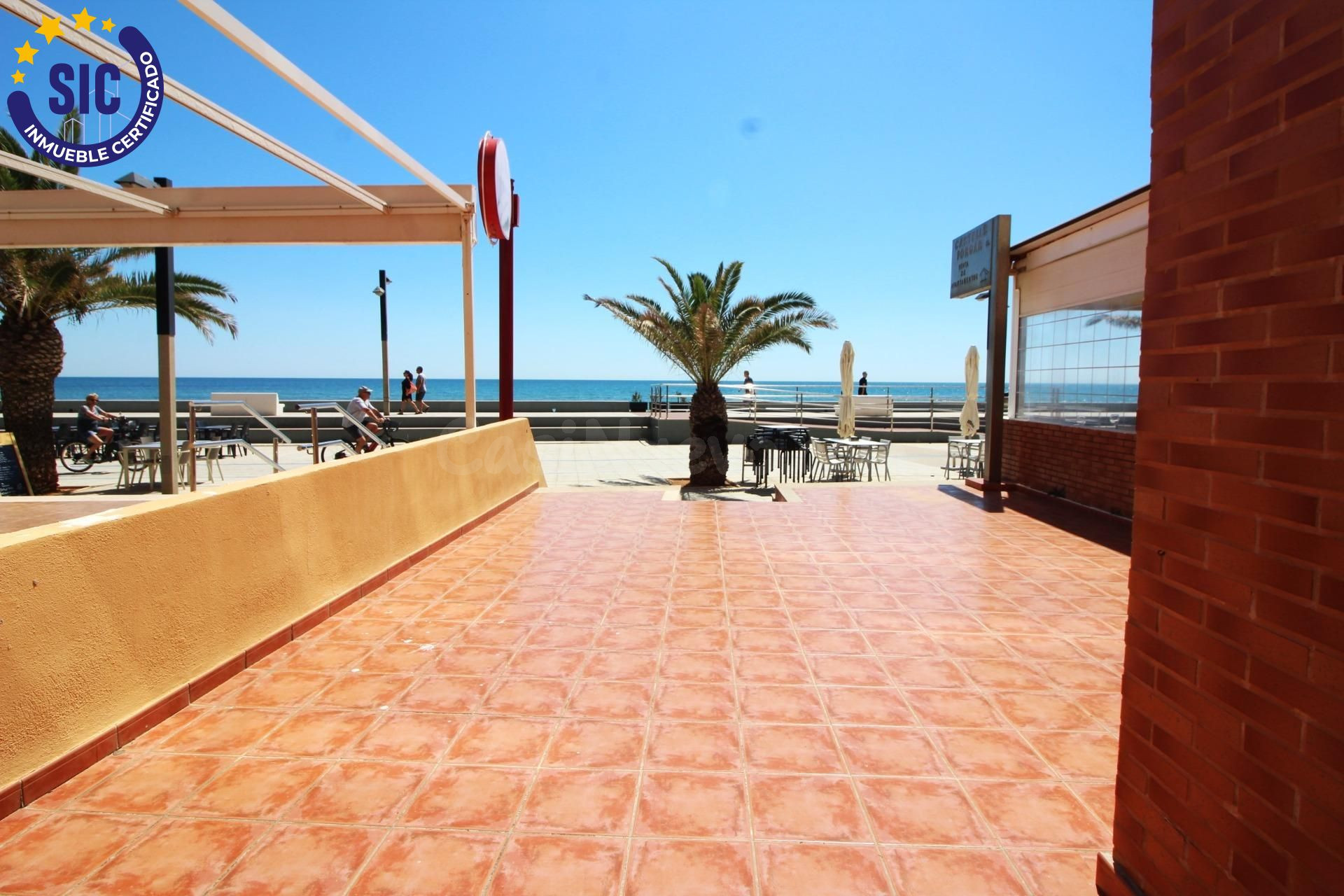 Local comercial actualmente oficina muy bonita en 1ª línea de la playa de Morro de Gos