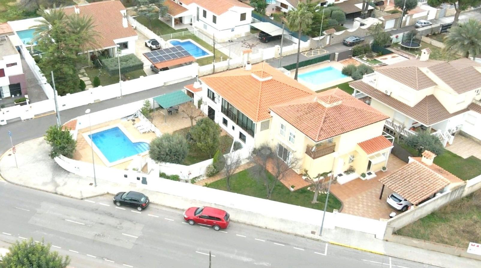 Doble Villa en Benicasim con Piscina, Jardín y Licencia Airbnb – Oportunidad Única de Inversión o Vivienda Familiar