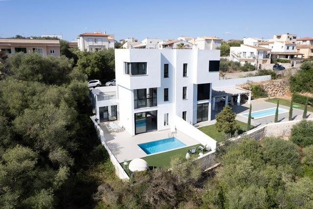 Adosado moderno con piscina privada, cerca del mar y en zona tranquila de Portocolom