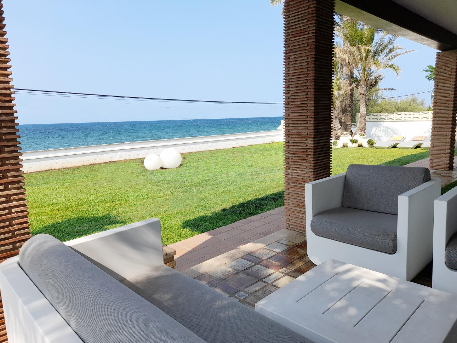 Moderna villa en primerísima línea de playa