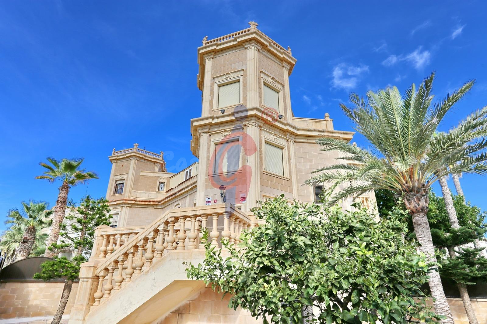 ¡Increíble chalet a 150m de la playa Moncayo con 5 dormitorios y vistas panorámicas!