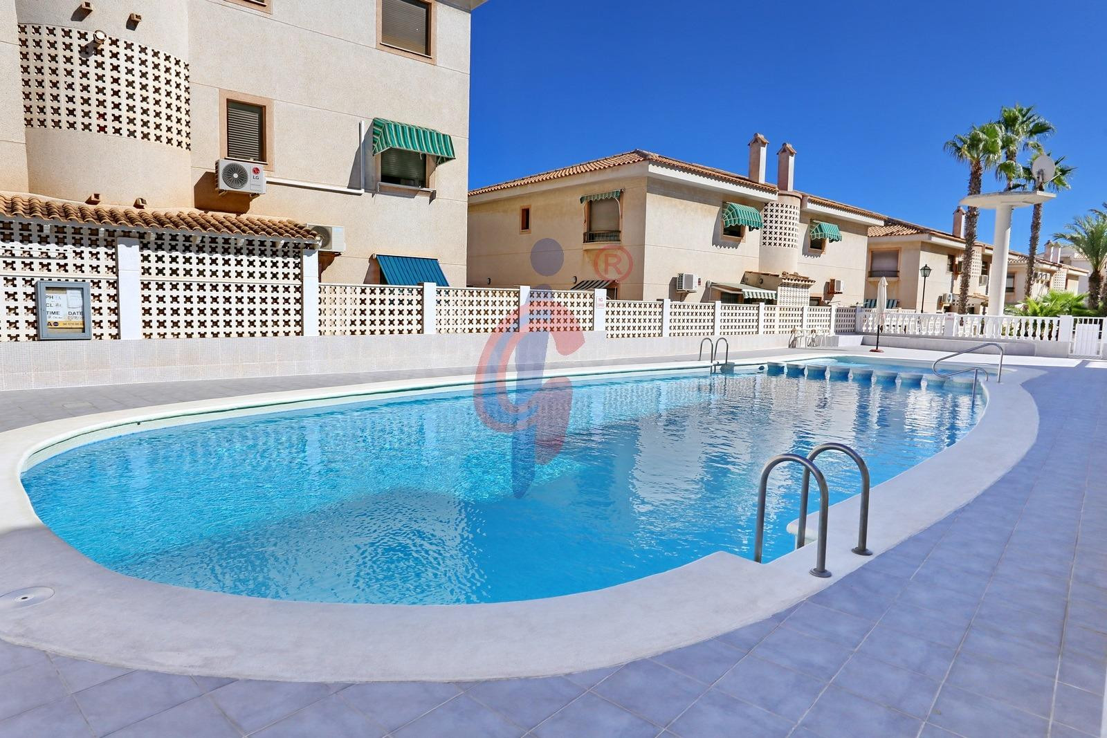 ¡En venta dúplex en planta alta en Las Viñas III, tres dormitorios y dos baños!