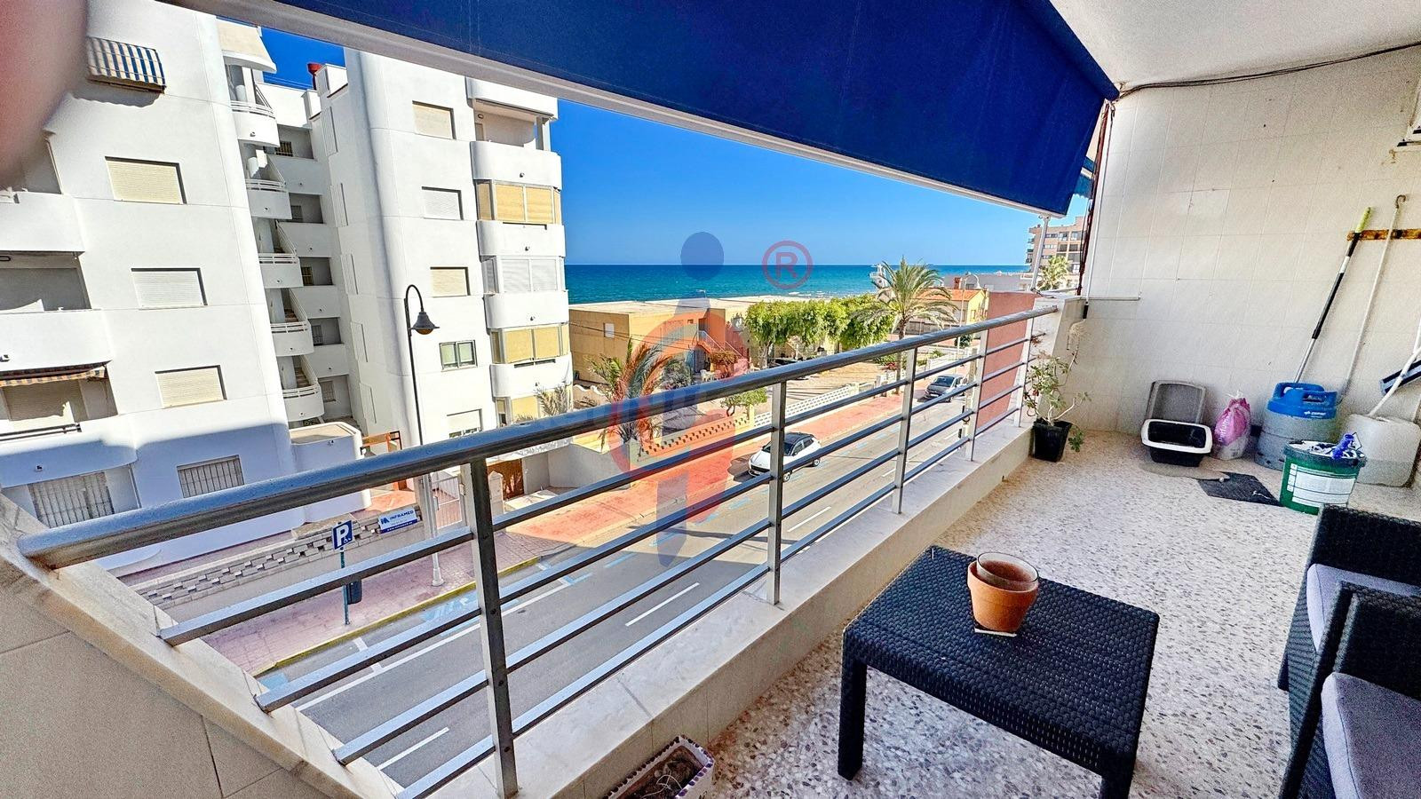 ¡Vivienda de tres dormitorios en esquina para reformar en Guardamar del Segura!