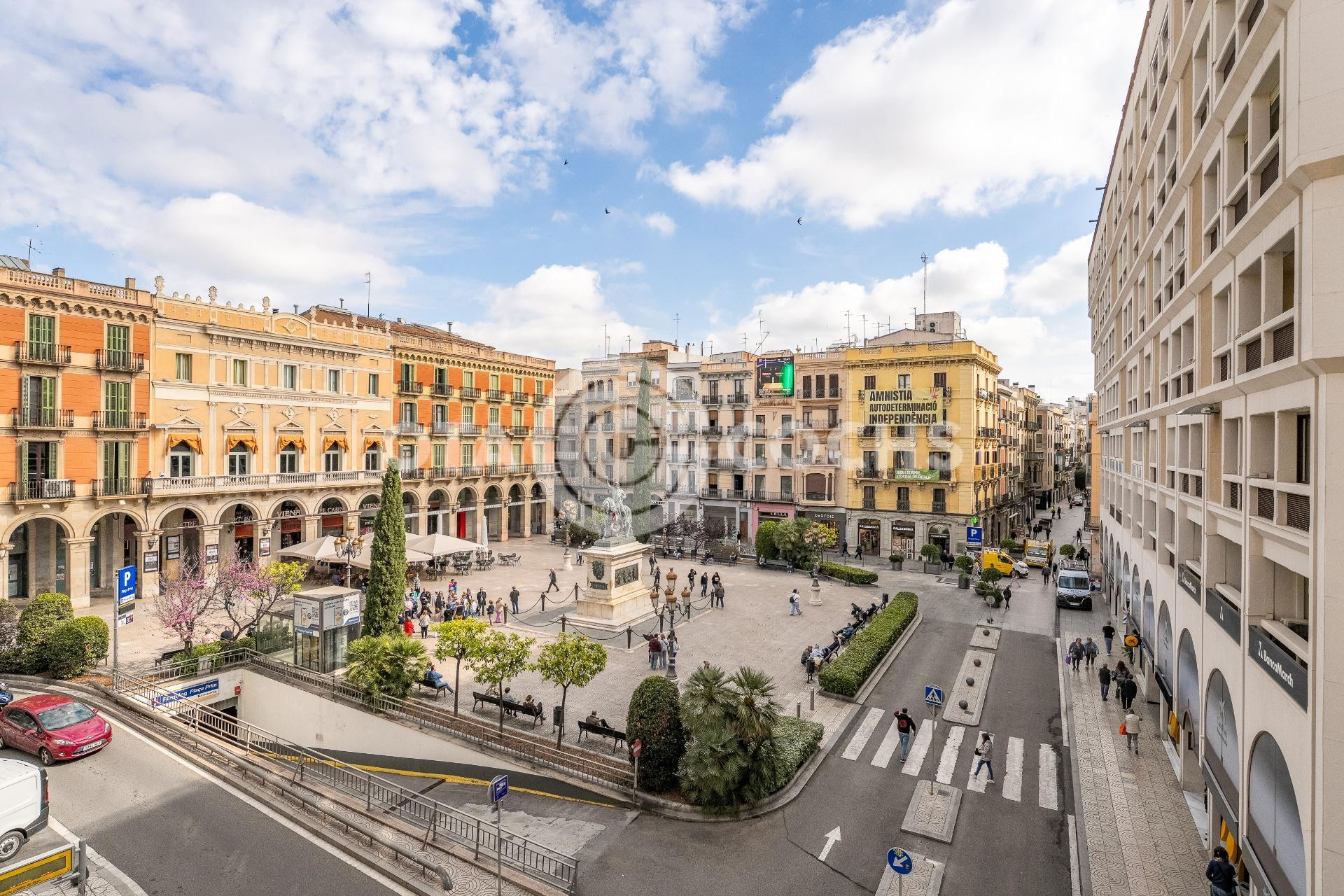 SE VENDE PISO DE 300 METROS CON MUCHAS POSIBILIDADES EN PLAZA DEL PRIM