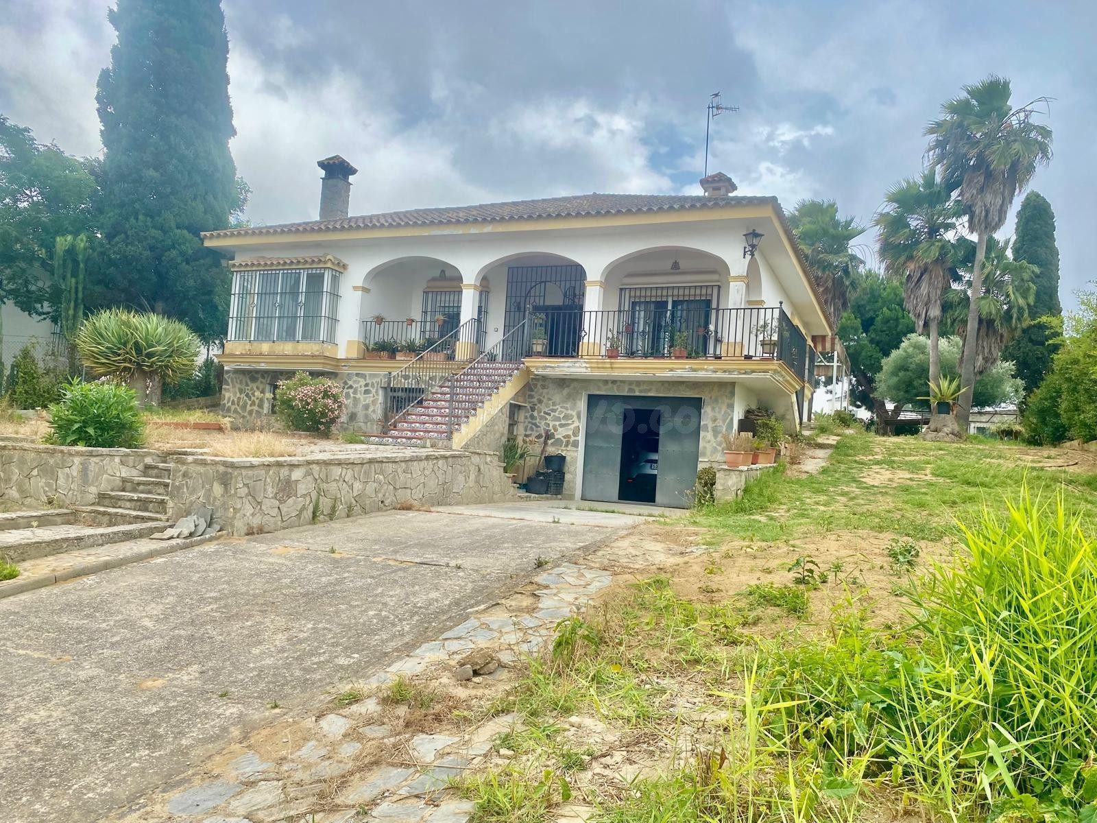 CHALET JUNTO LA ZONA CENTRO CON PISCINA
