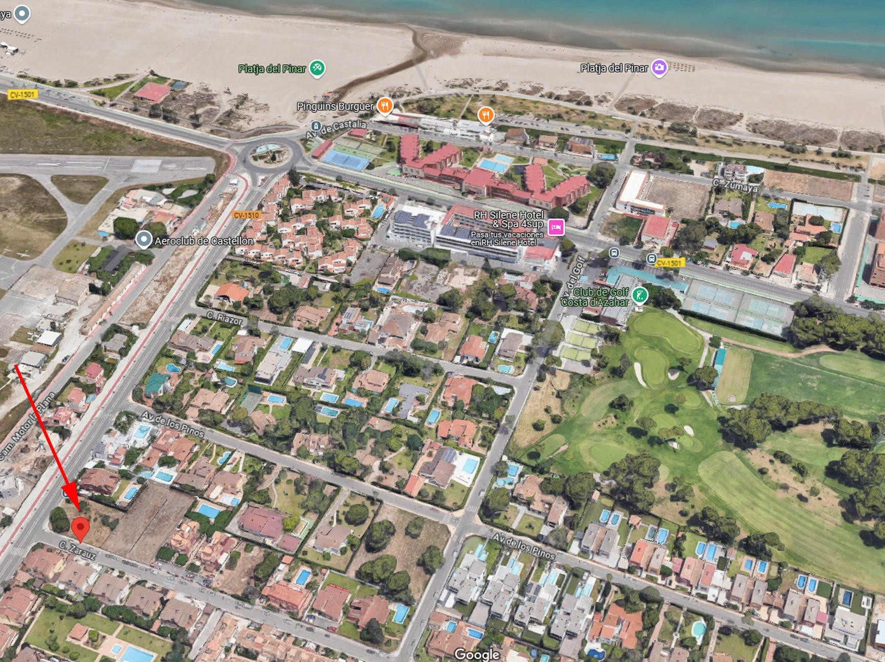 Se vende solar urbano de 975 m2 junto a la Playa del Pinar. Solar esquinero, cuadrado, con muchos me
