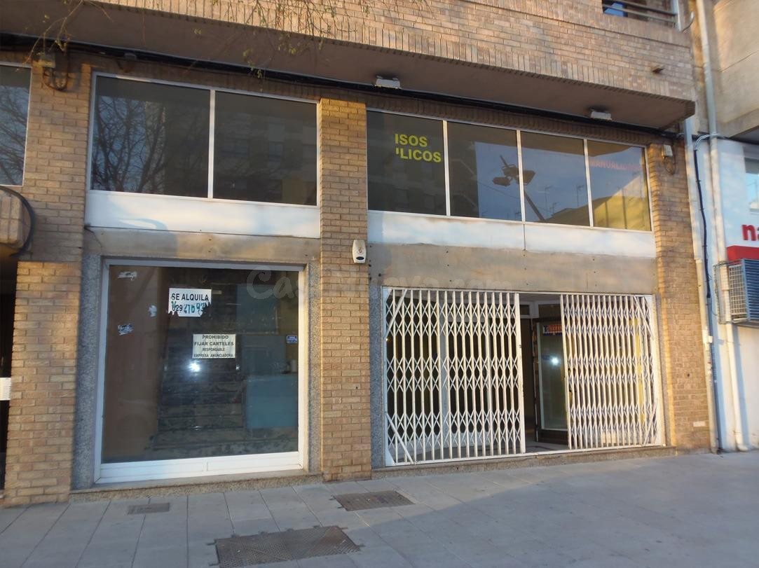 Se alquila local comercial con mucha fachada, muy cerca de El Corte Inglés y Parque Ribalta, frente