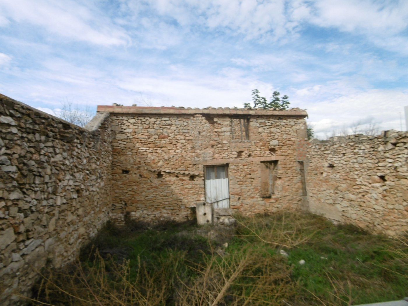 PARCELA URBANA CON CASA DE PIEDRA PARA REHABILITAR