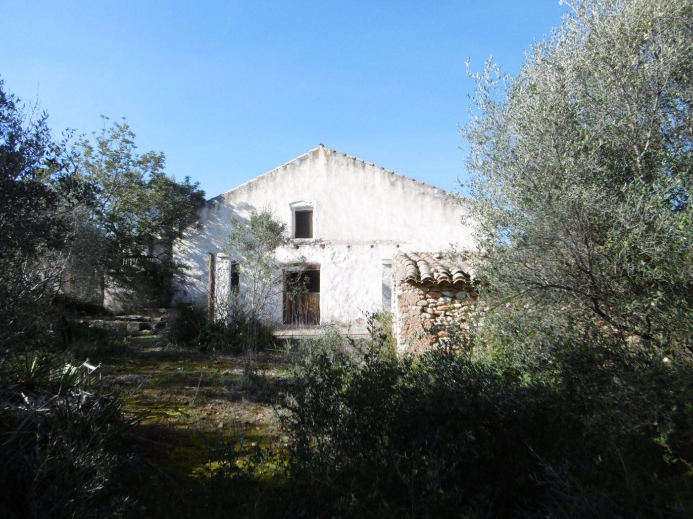 MASIA PARA REFORMAR  CON ALMACENES EN UNA FINCA DE 10 HECTÁREAS