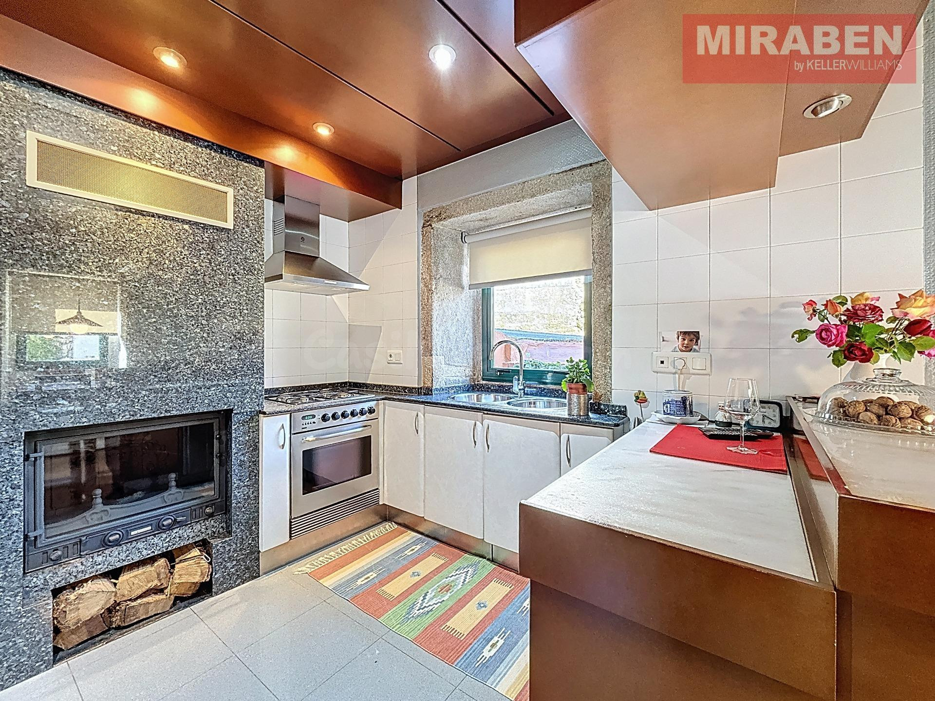 CASA EN VENTA EN RIANXO CON PATIO Y HORREO