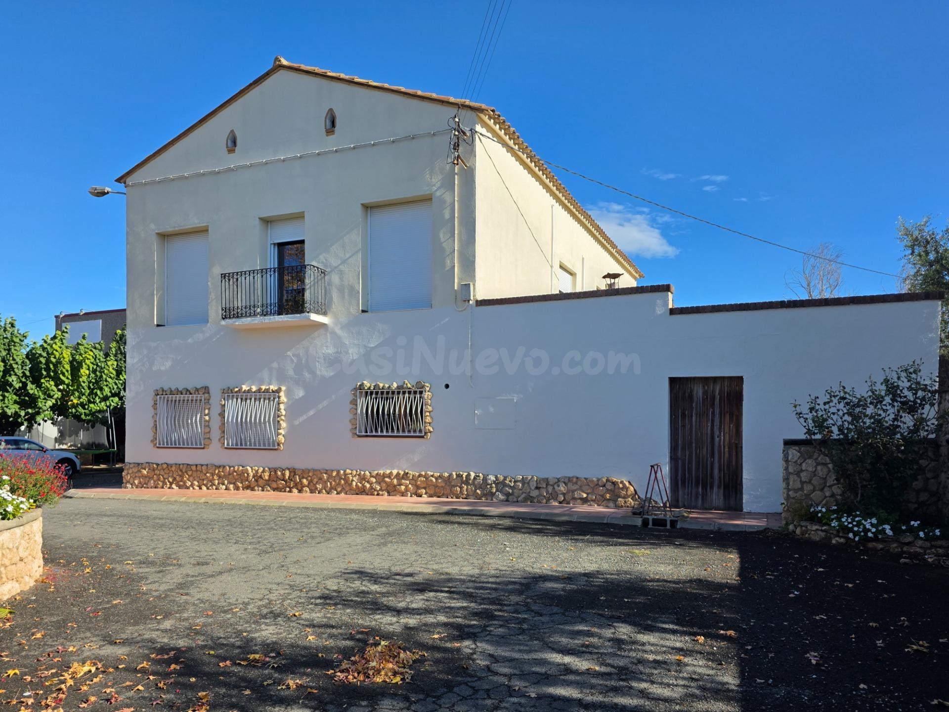 CASA DE 2 PLANTAS CON APARTAMENTO Y JARDIN