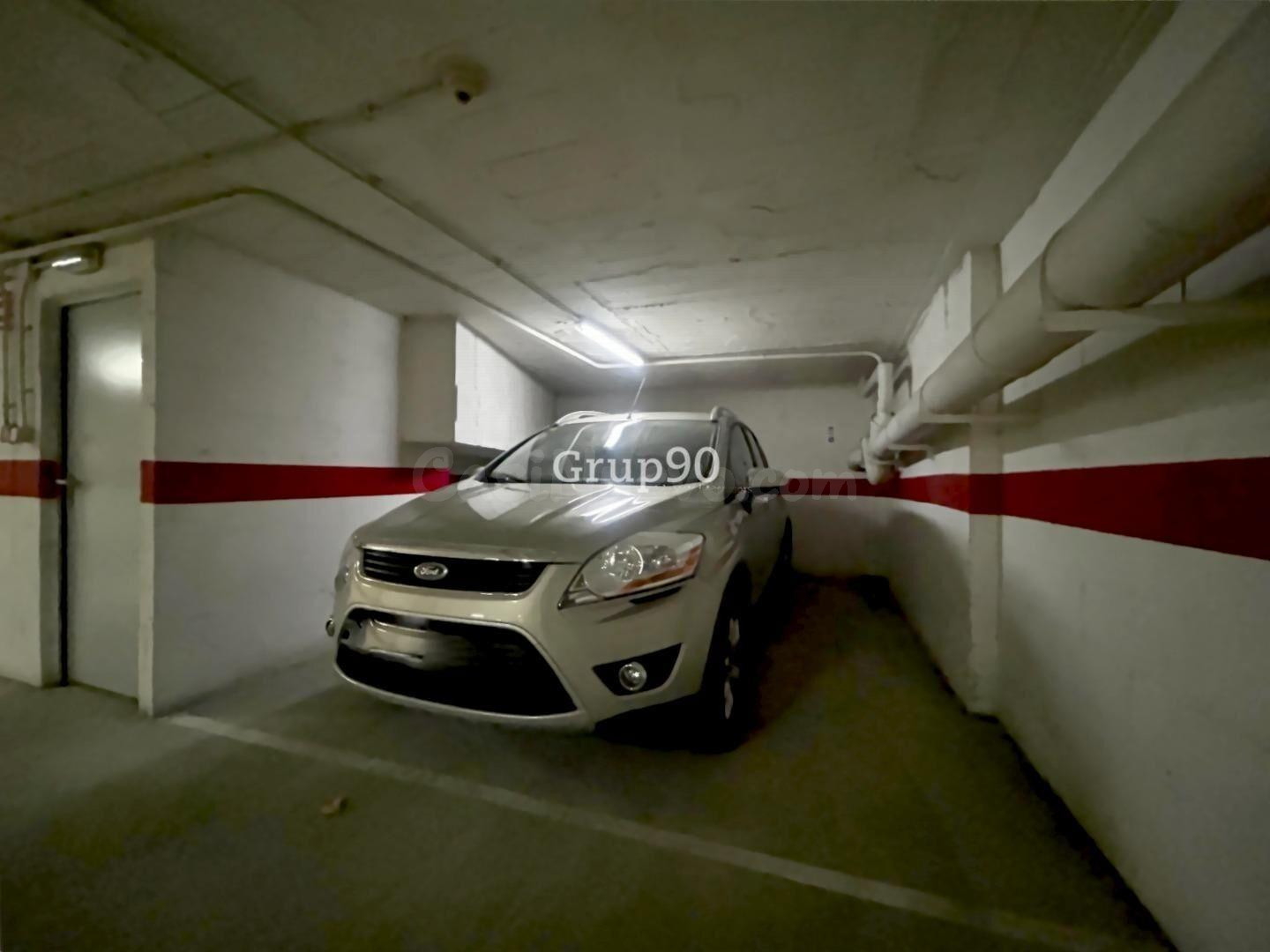 En venta amplia plaza de parking con trastero en Av. Garrigu - foto 2