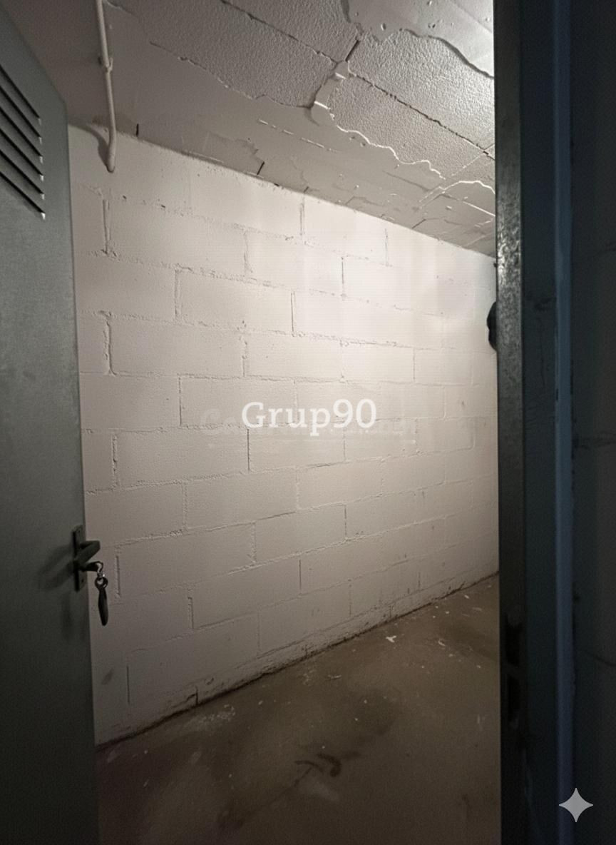 En venta amplia plaza de parking con trastero en Av. Garrigu - foto 4