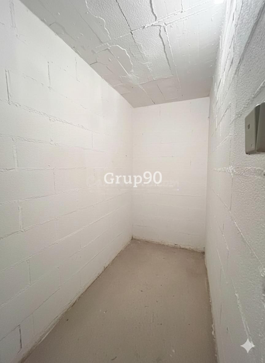 En venta amplia plaza de parking con trastero en Av. Garrigu - foto 5