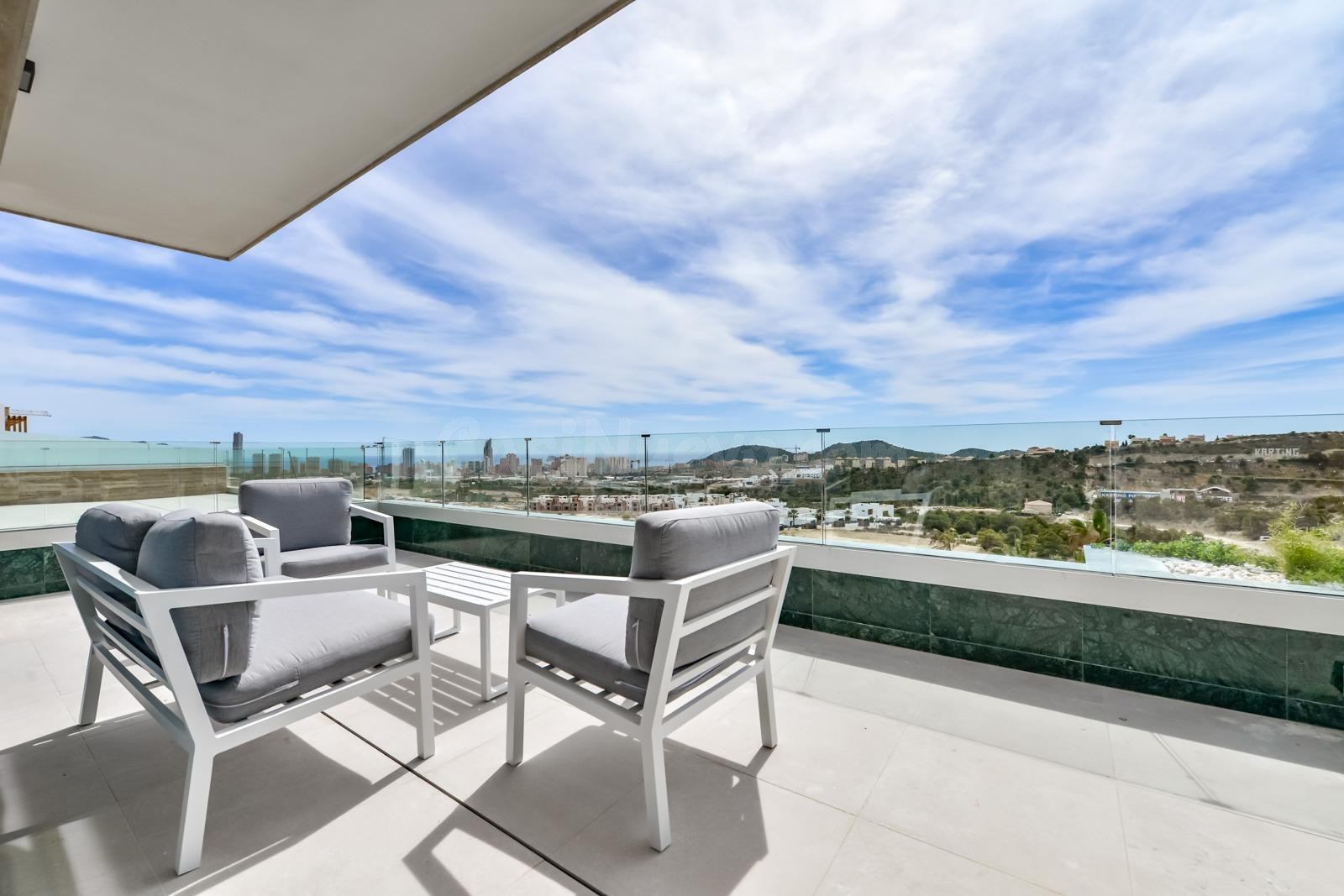 FABULOSO ÁTICO EN RESIDENCIAL DE LUJO CON VISTAS AL MAR EN FINESTRAT.