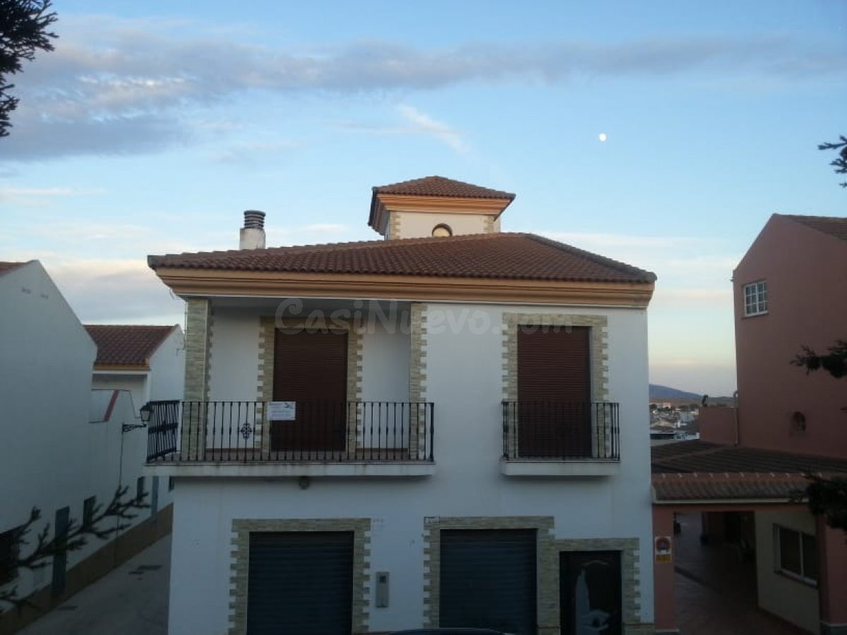 Se vende vivienda para terminar con local en planta baja, obra nueva.