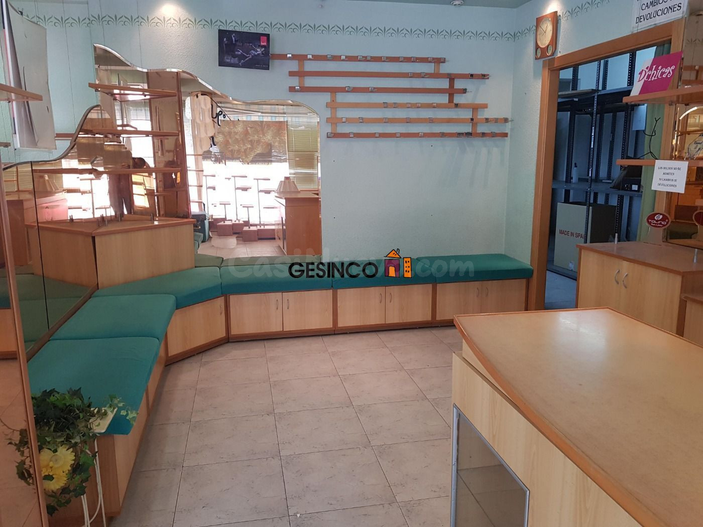 CHAFLÁN CON GRANDES ESCAPARATES EN VENTA O ALQUILER