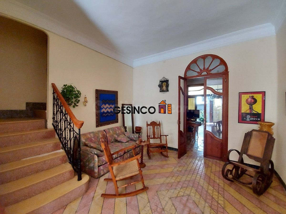 CASA DE PUEBLO CON PATIOS, TERRAZA Y CON UN ENCANTO ESPECIAL