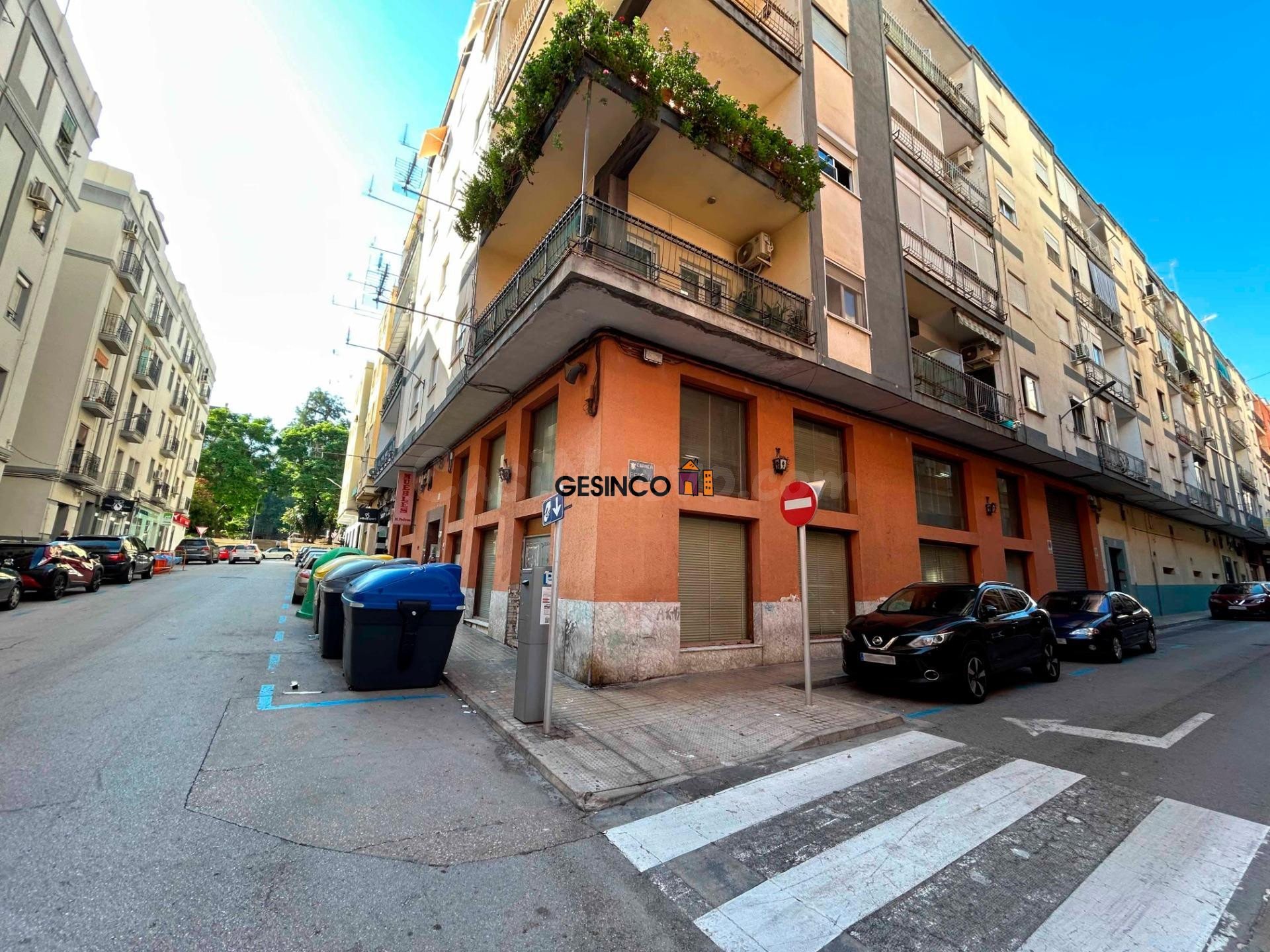 LOCAL COMERCIAL CÉNTRICO CON OCHO ESCAPARATES