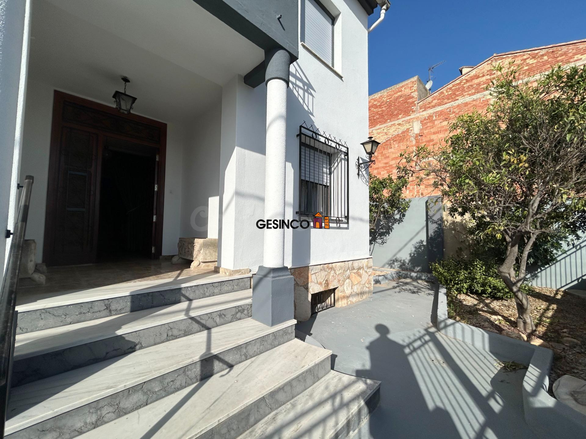 VIVIENDA EN ROTGLA Y CORBERA CON AMPLIAS POSIBILIDADES