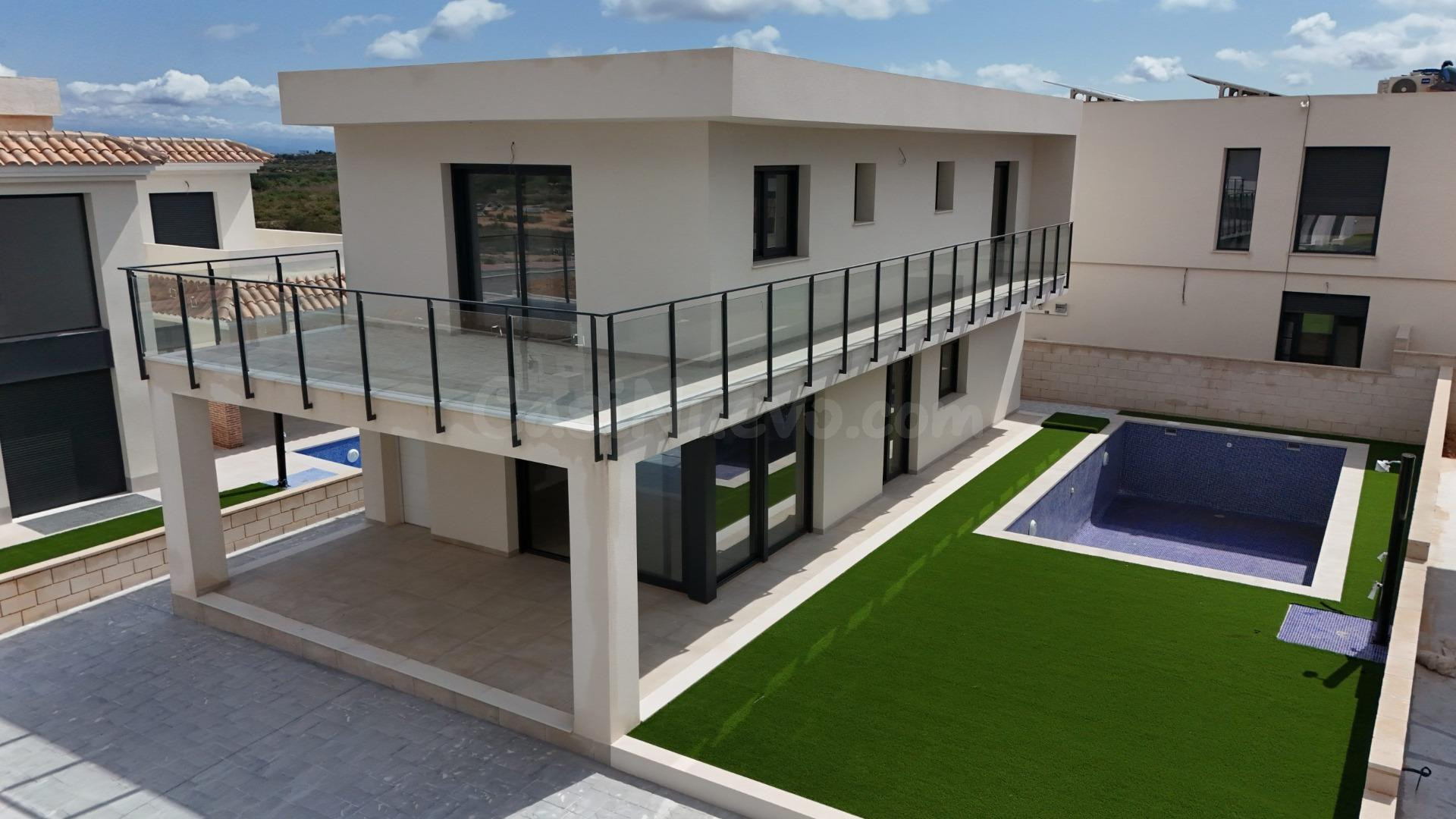 Descubre tu Oasis Privado en la Costa Blanca: Villa de Diseño con Espacios Abiertos y Conexión