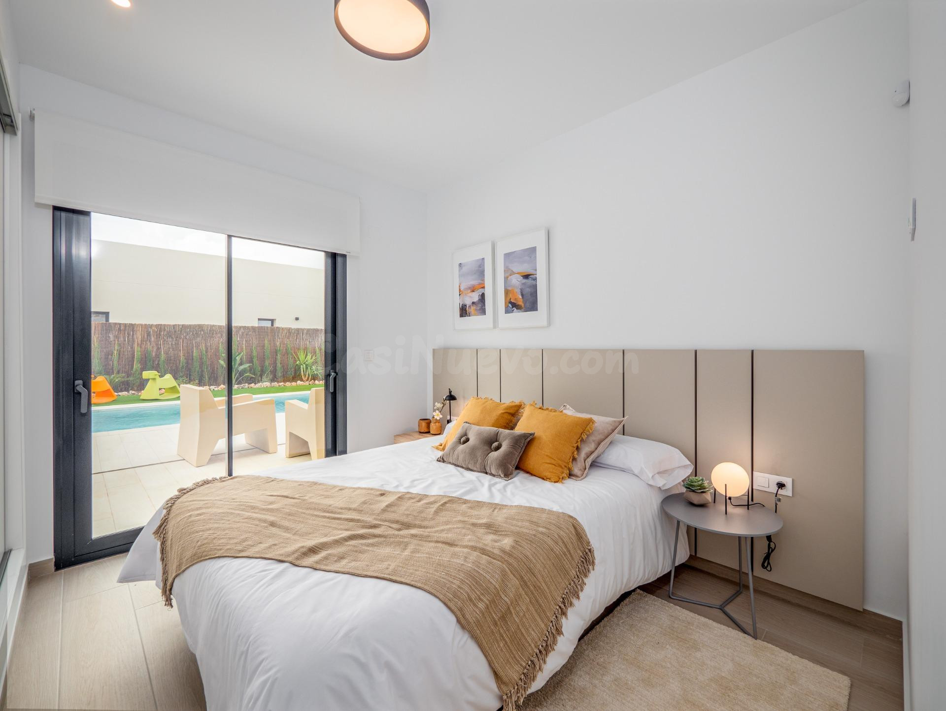 "Vivienda Inteligente en Finca Golf Algorfa: Diseño Minimali