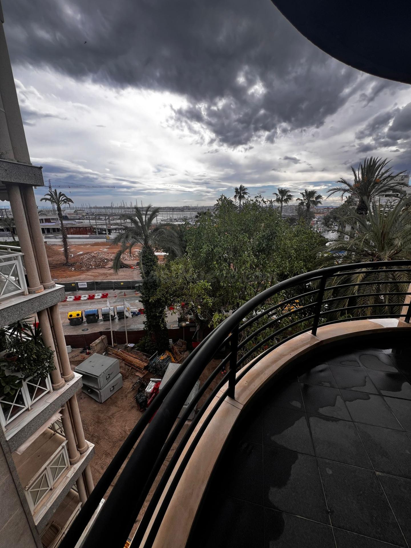 Amplio piso en alquiler en Torrevieja – 3 habitaciones, terraza y garaje incluido