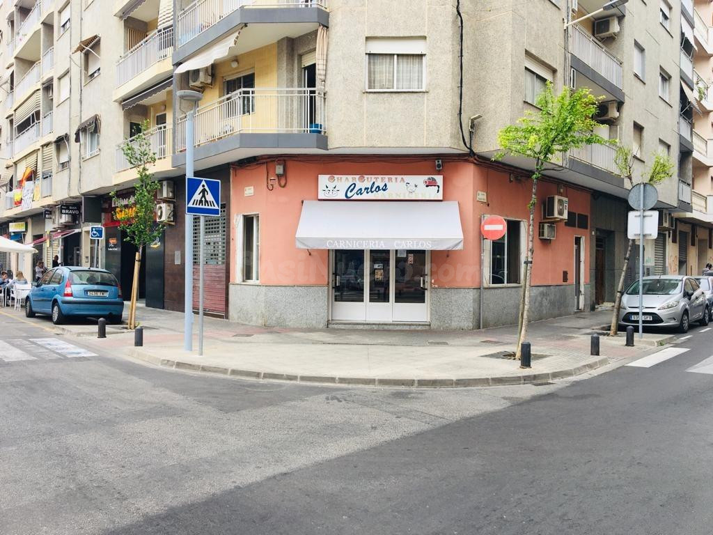 Carnicería con mobiliario y licencia
