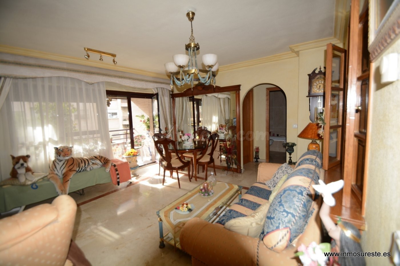 ¡¡ GRAN OPORTUNIDAD. VIVIENDA CÉNTRICA EN ORIHUELA !! Piso de 102 m2. construidos, distribuidos en 3 habitaciones, 2 baños. Zona Centro de Orihuela.