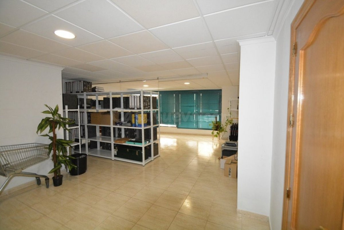 Local Comercial. Entresuelo en Orihuela zona Duque de Tamames, 60 m2. de superficie.