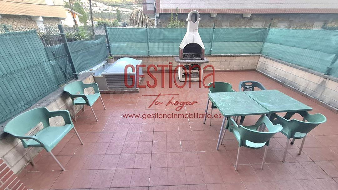 AMPLIO BAJO DE 3 habitaciones, CON TERRAZA JARDÍN A ESCASOS  - foto 3